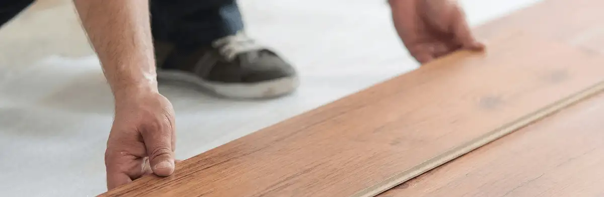 A professional installing laminate flooring in Honolulu, HI