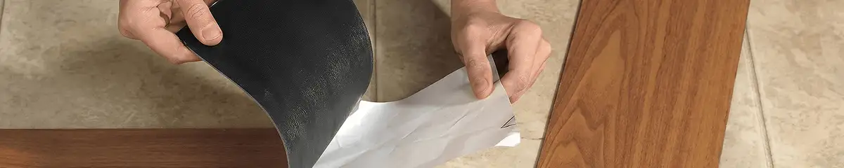 A professional installing vinyl flooring in Honolulu, HI